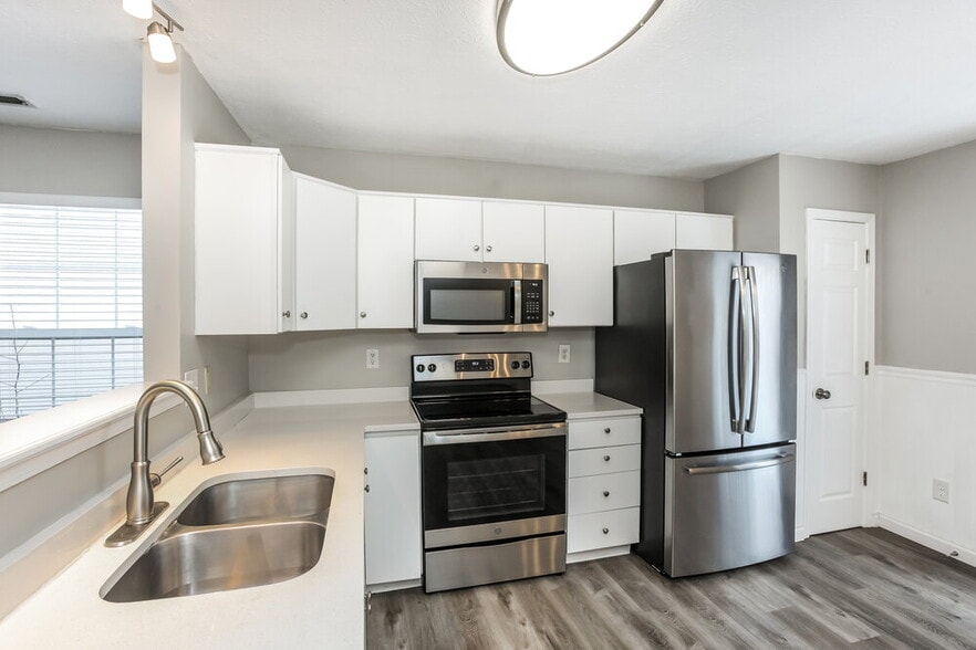 Building Photo - 1120 Central Park Blvd N