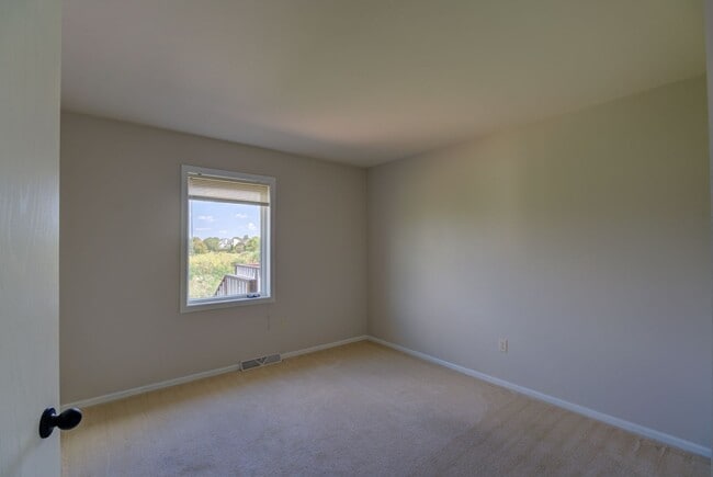 Building Photo - 2770 Sunflower Dr
