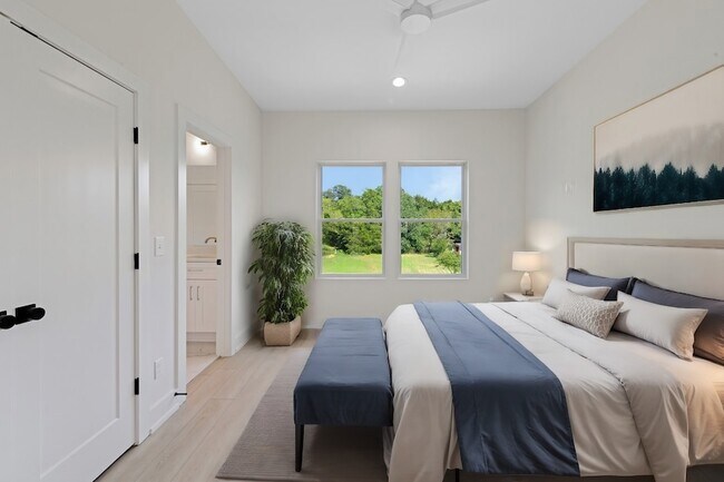 Building Photo - 1008 Fontaine Dr