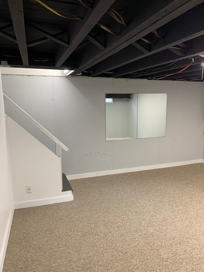 Building Photo - 1704 N Hills Dr