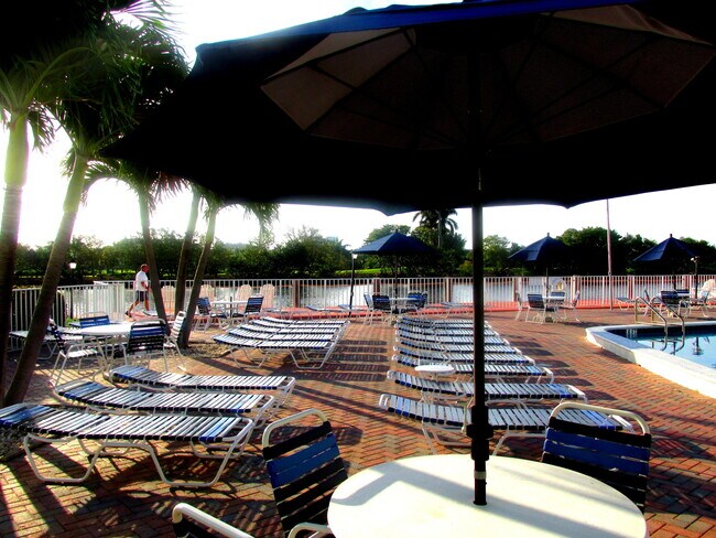 Building Photo - 19 Colonial Club Dr