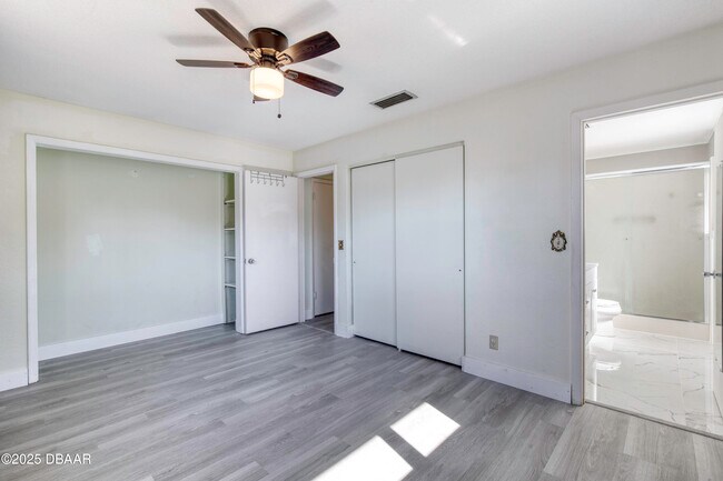 Building Photo - 3041 N Oleander Ave