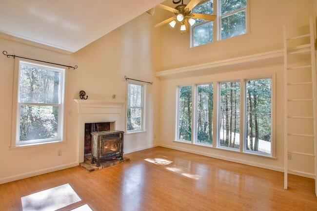 Building Photo - Gorgeous Coupeville Home is Ready for a New Tenant!!!