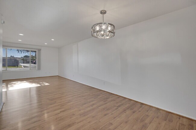 Building Photo - Scottsdale Townhome Now Available!