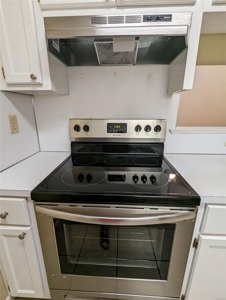 Building Photo - 6222 Bell Gables