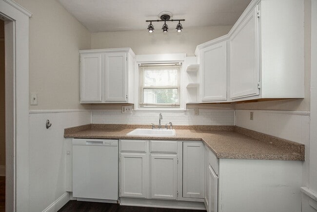Building Photo - 3300 Dellwood Rd