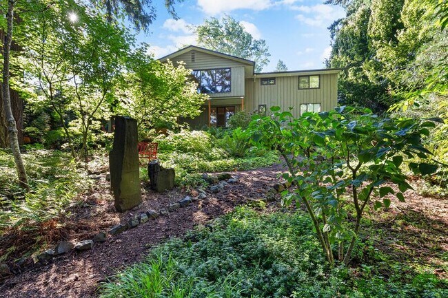 Building Photo - 2640 SW Vista Dr