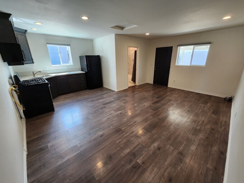 Building Photo - 10452 Balboa Blvd