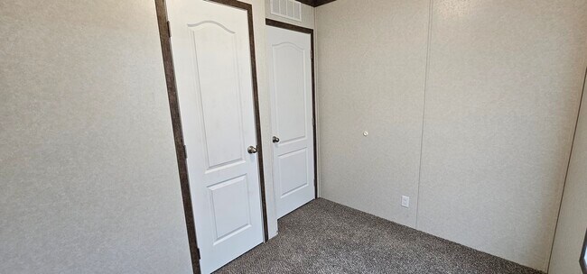 Building Photo - 261 Tulip Ln
