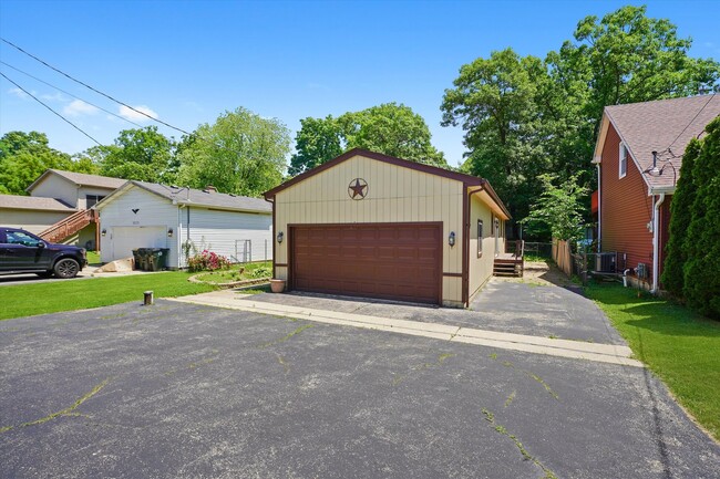 Building Photo - 35763 N Wilson Rd