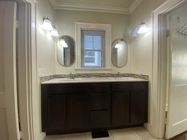 UNIT A: downstairs bathroom - 407 Kentucky Ct