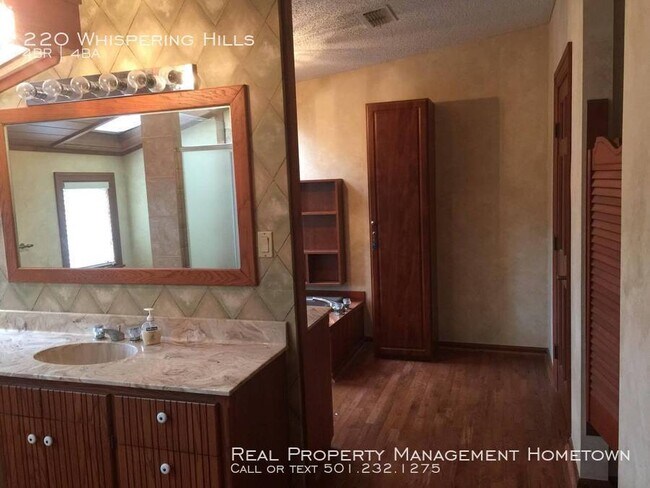 Building Photo - 220 Whispering Hill St