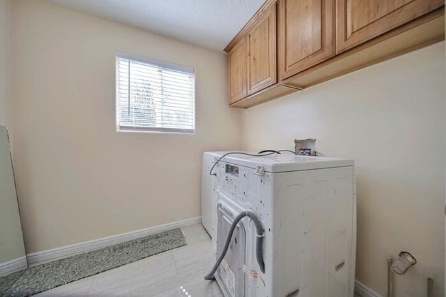 Building Photo - Awesome remodel home in great location w a...