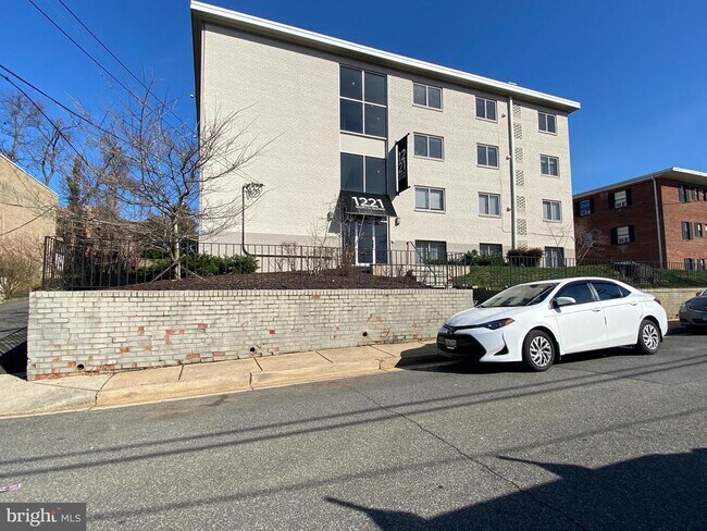 Building Photo - 1221 N Quinn St