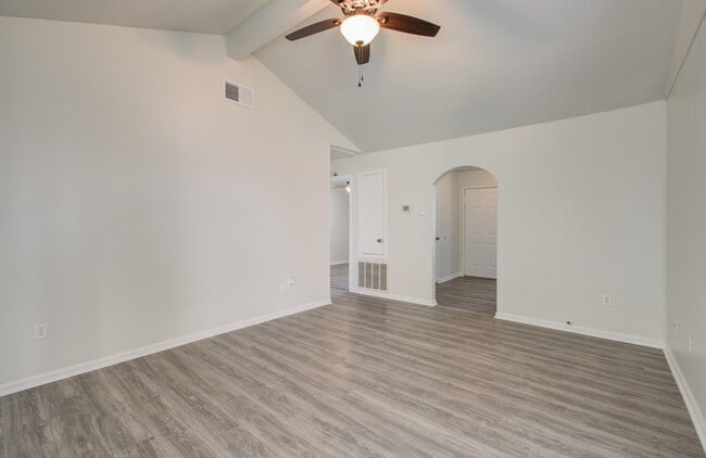 Building Photo - 15611 La Casa Ln