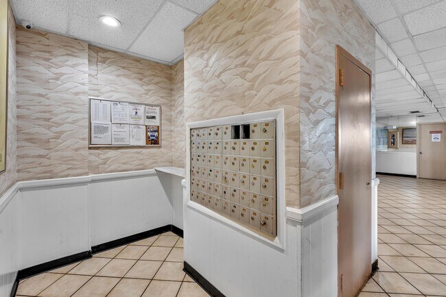 Building Photo - 4158 Inverrary Dr