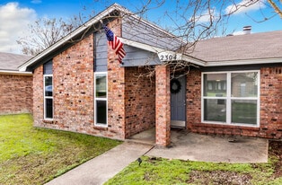 Building Photo - 2304 West Creek