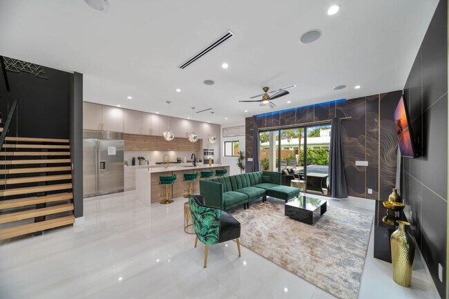 Building Photo - 547 NE 16th Ave