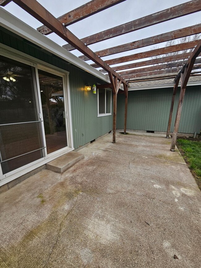 Building Photo - Lovely Central Point Home in Convenient Location