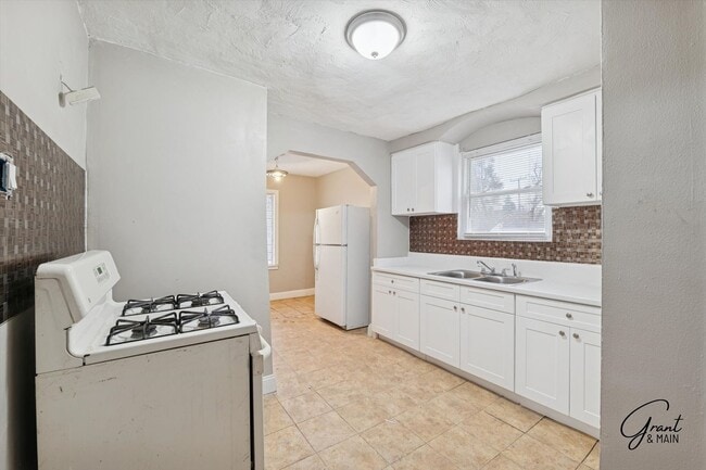 Building Photo - $1400 3 bedroom