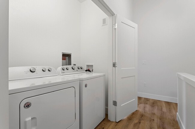Building Photo - 4 bed/3.5 Bath Townhouse in Richmond Neighborhood, SE Portland