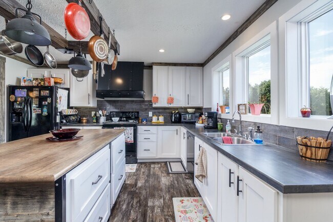 Building Photo - Updated Modern 3 Bedroom Manufactured Home!