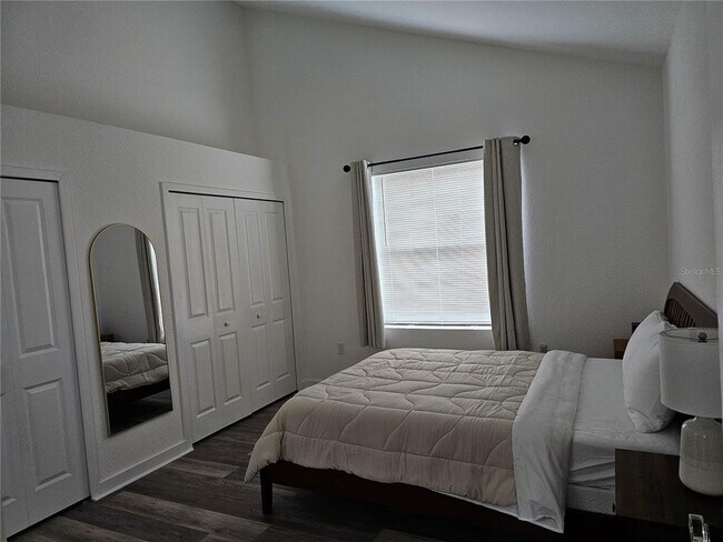 Building Photo - 720 W 14th St