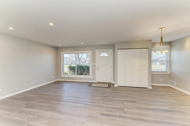 Building Photo - 935 Elmwood Ln