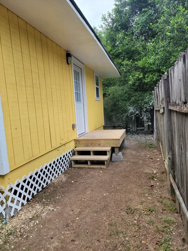 Building Photo - 131 W 2nd Ave