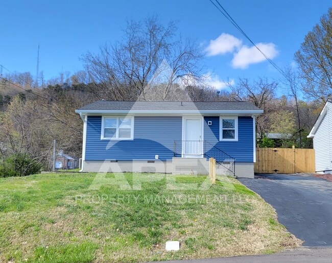 Building Photo - Renovated - 2 Bd 1 Ba Single Family home in North Knox close to downtown!