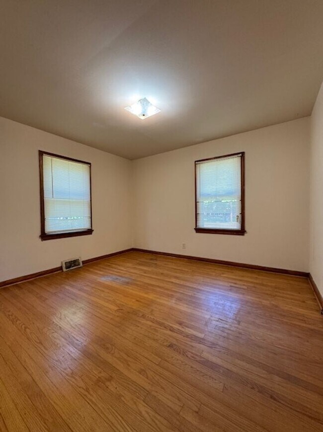 Building Photo - 906 N Audubon Ave