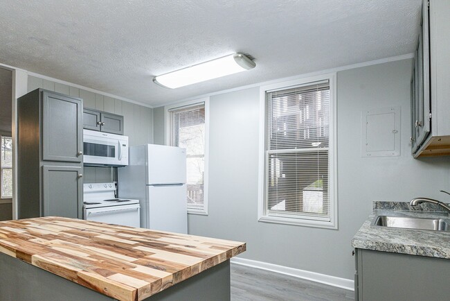 Building Photo - Beautifully renovated 2nd floor, 2 Bdr 1 bath unit in Maryville, TN - Available Early 2026!!