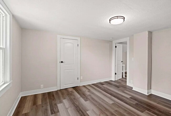 Building Photo - For Rent: Cozy and Adorable 2-Bedroom / 1-...