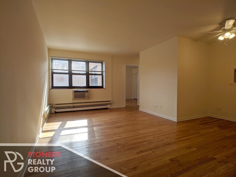 Building Photo - 665 W Wrightwood Ave