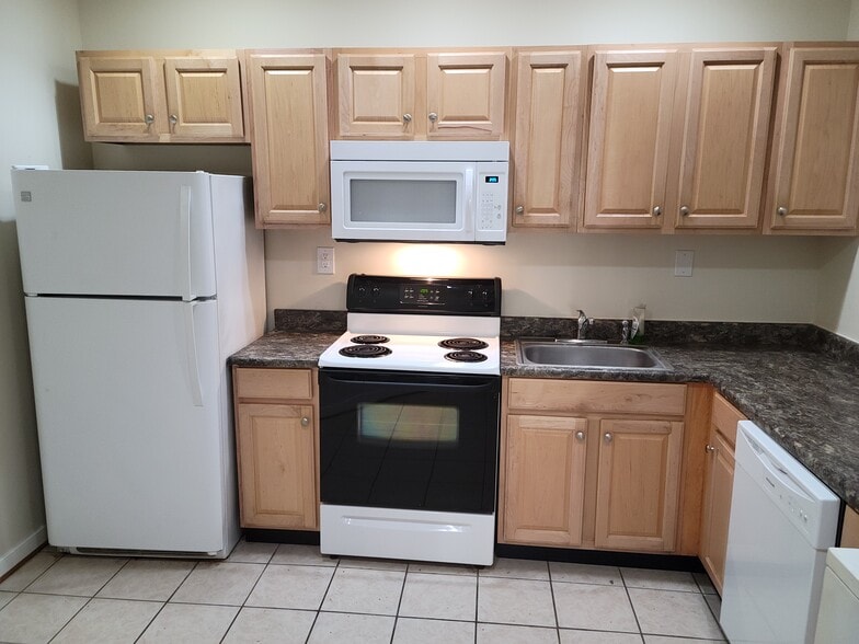 Kitchen - 23421 Dahlia Cir
