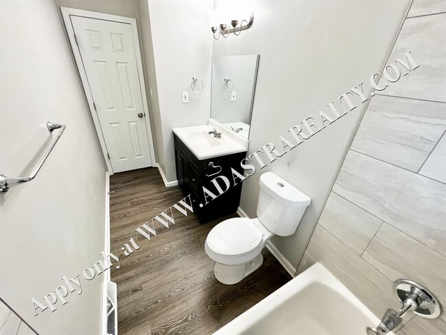 Building Photo - Spacious Shawnee Duplex-Available NOW!!