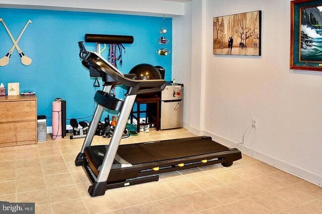 Building Photo - 2235 Abbotsford Dr