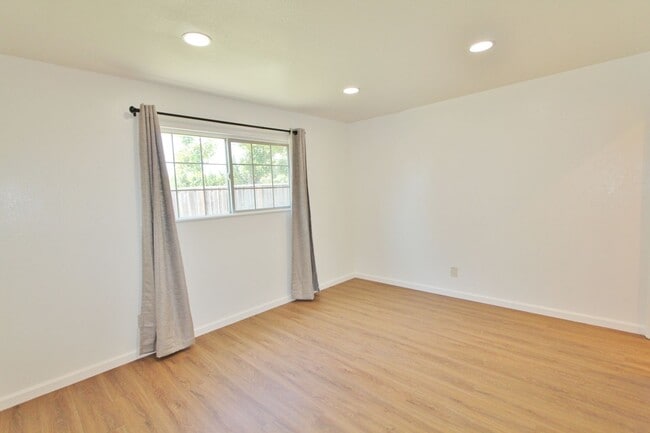 Building Photo - $3,990 - GORGEOUS FOUR BEDROOM HOME IN NOR...