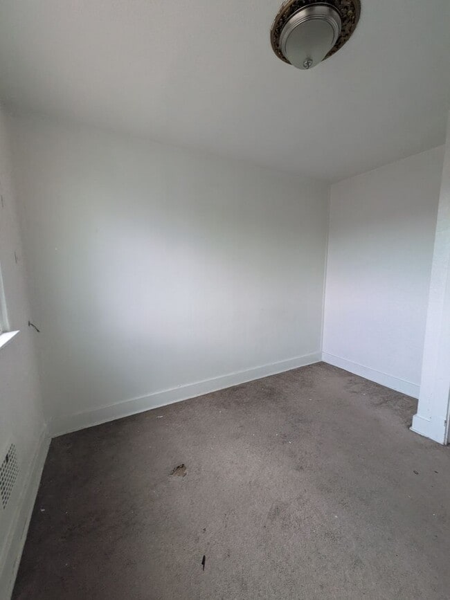 Building Photo - 2 bed 1 bath home with large living room a...