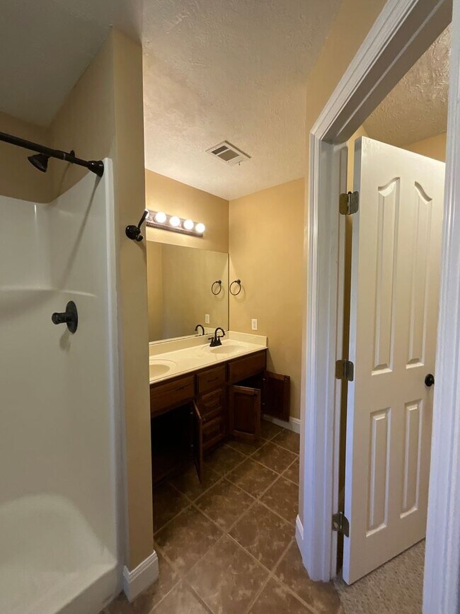 Building Photo - 110 James Dr