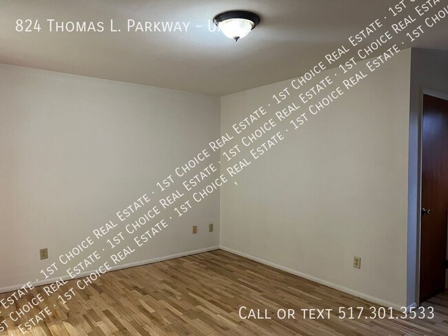 Building Photo - 2-BDR 2-BTH ApT w/ Fireplace, Laundry, AC,...