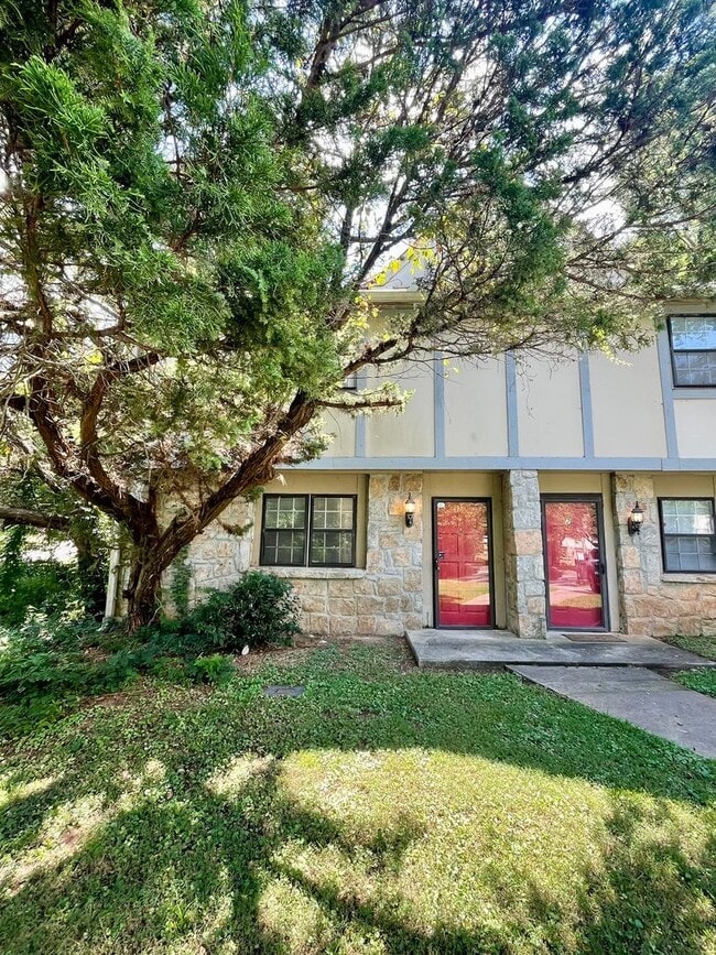 Building Photo - 2 bedroom townhouse