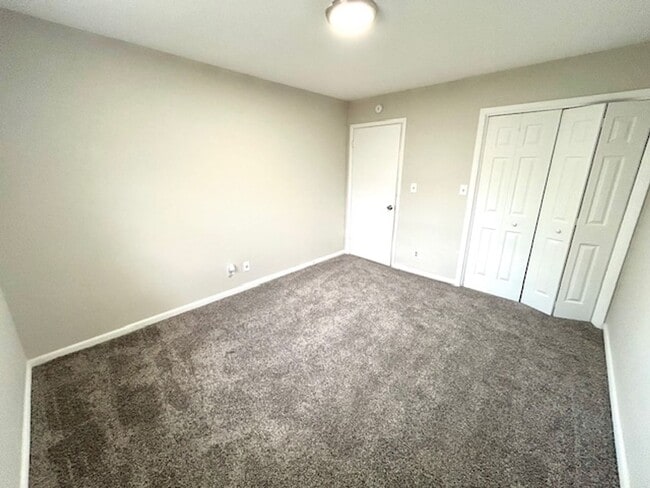 Building Photo - Move-In Ready 3 Bedroom Home with Garage & Private Yard