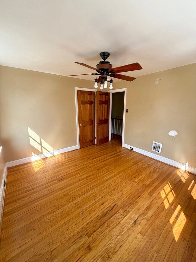 Building Photo - 738 E Madison St