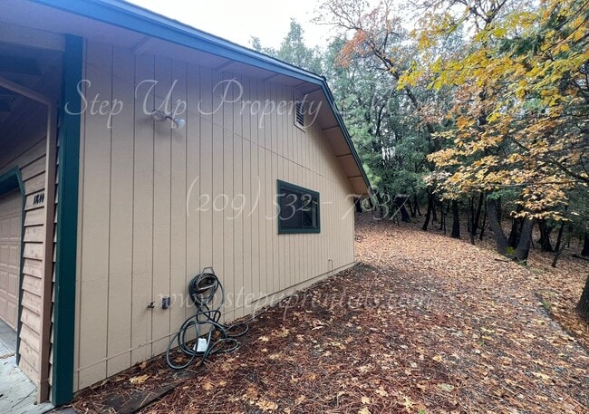 Building Photo - Cozy and Charming 3 Bedroom 2 Bathroom in ...
