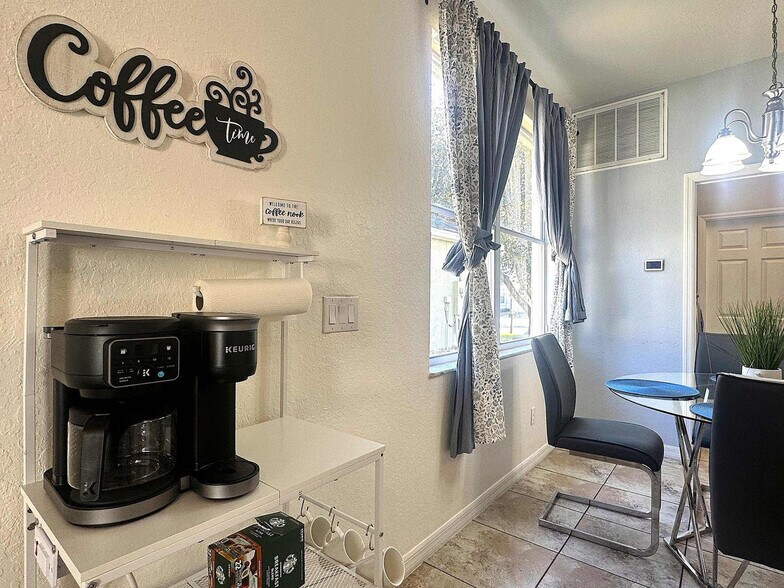 Building Photo - 930 Oxford Dr