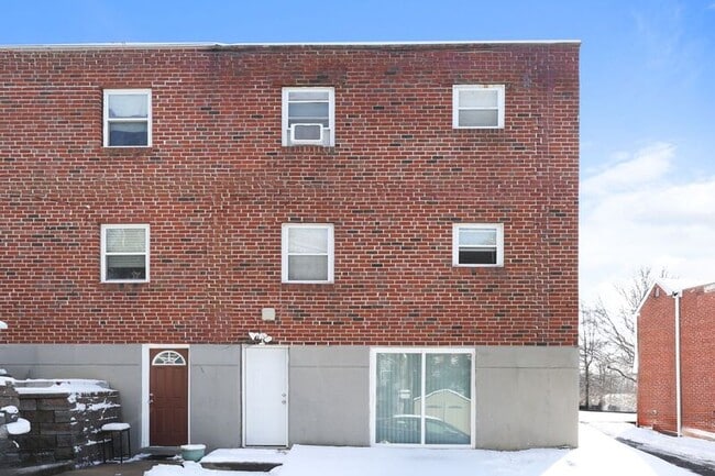 Building Photo - 419 W Jefferson St