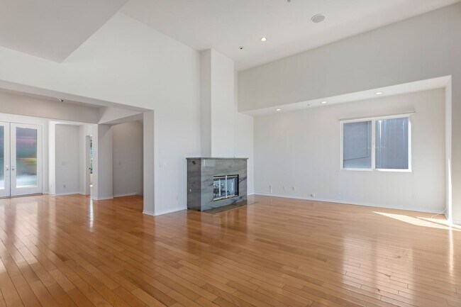 Building Photo - Modern 5-Bedroom Home with Spectacular Vie...