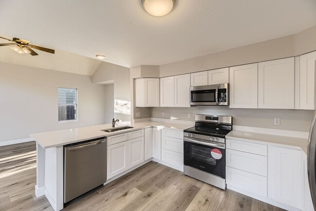 Building Photo - 4 bedroom, 2 1/2 bath home with attached 2...