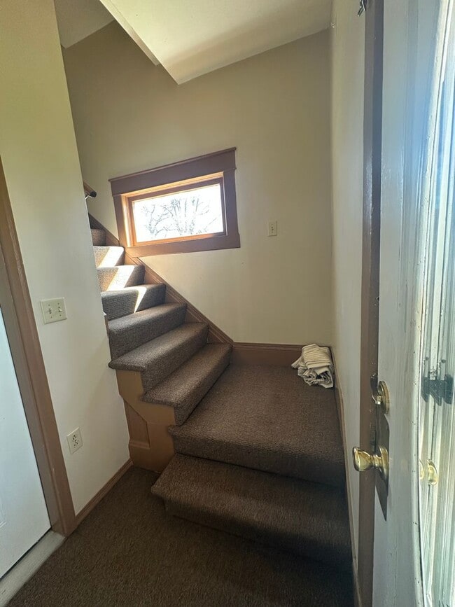 Building Photo - Peteyboy Properties LLC-437 W Jackson A &amp; B